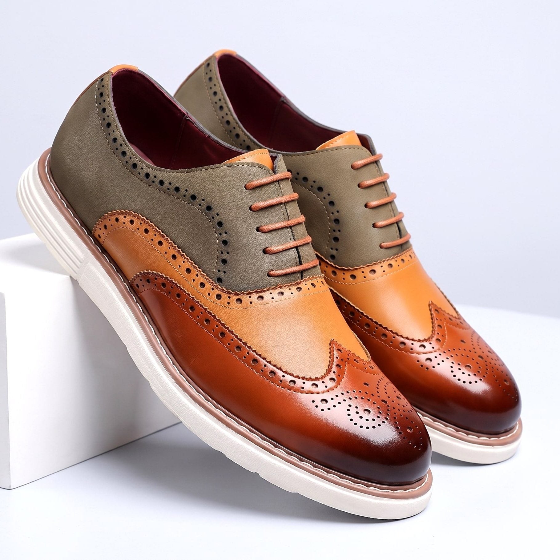 Two-Tone Wingtip Brogue Oxford Shoes with Lace-Up Closure for Men